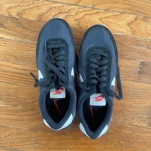 Nike day break size 8 women’s black and white sneakers